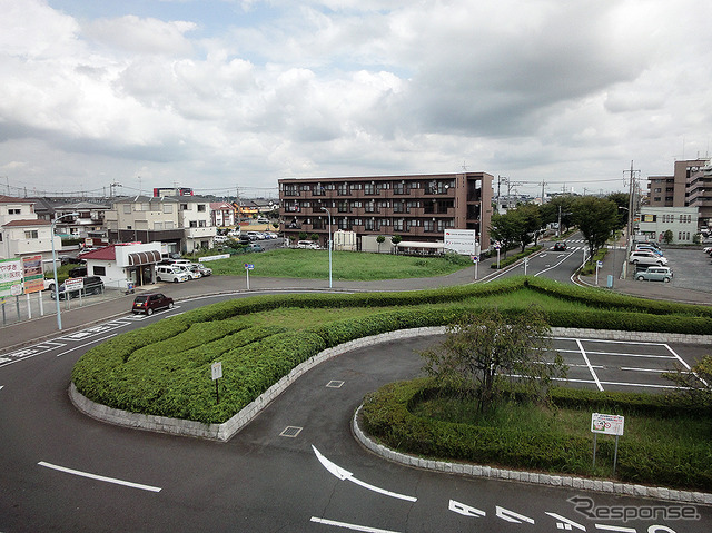 南栗橋駅東口。建物の先に日光街道、権現堂川、利根川と