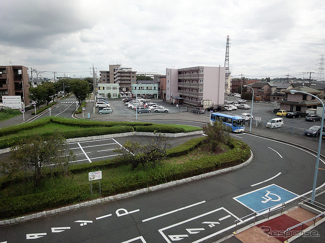 南栗橋駅東口。「ボートピア栗橋」行きバスの姿も