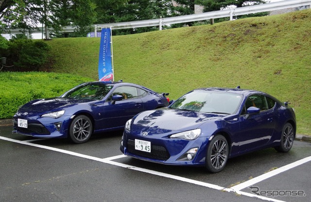改良新型の86(左)と、今回のテスト車として使用した従来型の86(右)