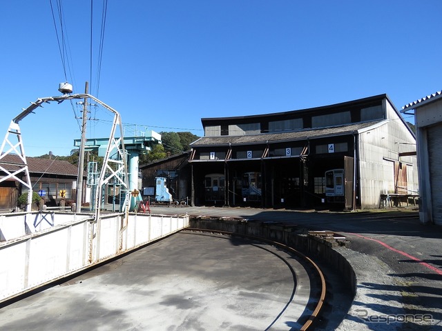 天竜浜名湖鉄道の車両基地にある転車台（左）と扇形車庫（右）。国の登録有形文化財に指定されている。