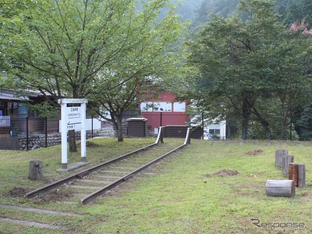 可部線は可部～三段峡間が2003年に廃止されたが、可部駅から1.6kmの区間で復活に向けた工事が進められている。写真は三段峡駅跡に整備された線路・駅名標のオブジェ。