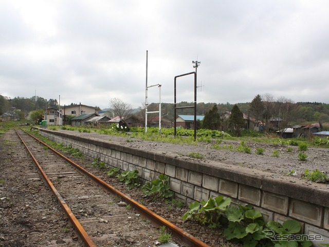 江差線の木古内~江差間は2014年に廃止。湯ノ岱駅の線路やホームは放置されたままだ(2016年5月)。