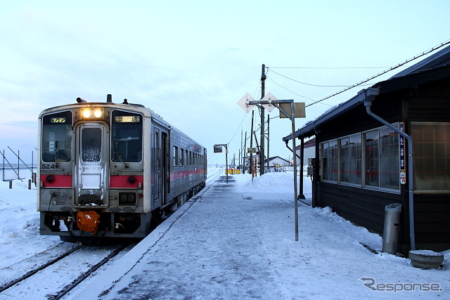 釧網本線の北浜駅。同駅を含む知床斜里～網走間はオホーツク海に沿って線路が敷かれている。