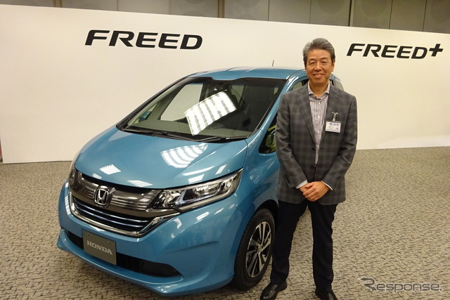 新型フリードと開発責任者の田辺正氏