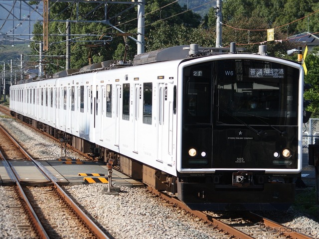 JR九州は三島会社で初の上場になる。写真は筑肥線の普通列車。