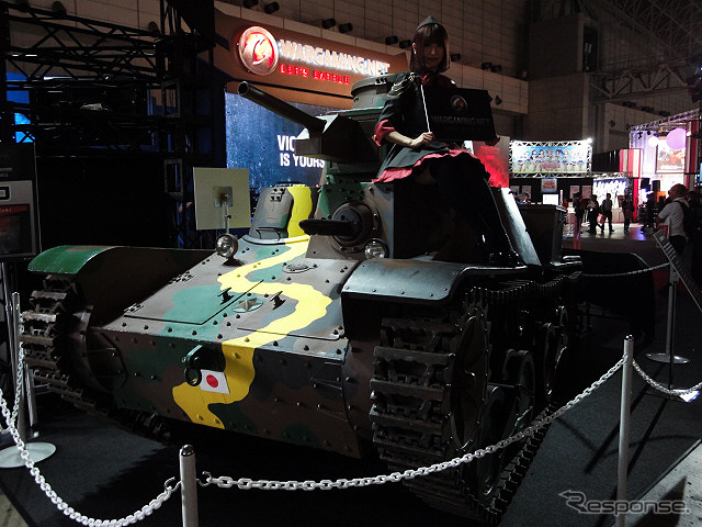 九五式軽戦車レプリカモデルや「ガールズ&パンツァー」コスプレモデル、「World of Tanks」3Dプリンターモデルなどを展示したDMM GAMESブース