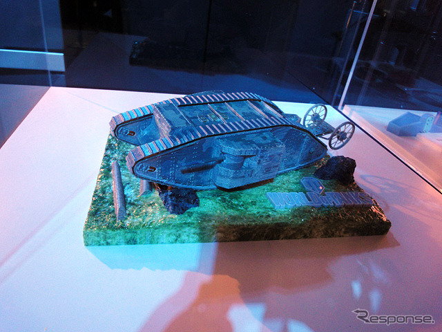 九五式軽戦車レプリカモデルや「ガールズ&パンツァー」コスプレモデル、「World of Tanks」3Dプリンターモデルなどを展示したDMM GAMESブース