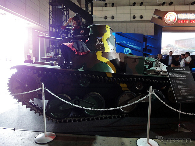 九五式軽戦車レプリカモデルや「ガールズ&パンツァー」コスプレモデル、「World of Tanks」3Dプリンターモデルなどを展示したDMM GAMESブース