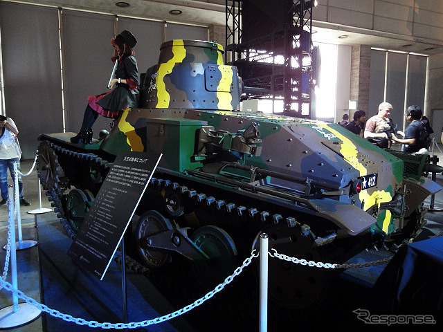 九五式軽戦車レプリカモデルや「ガールズ&パンツァー」コスプレモデル、「World of Tanks」3Dプリンターモデルなどを展示したDMM GAMESブース
