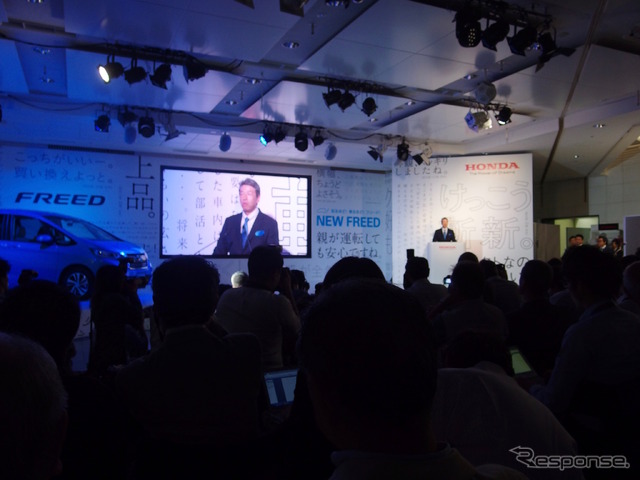 フリードと開発責任者の田辺正氏（発表会）