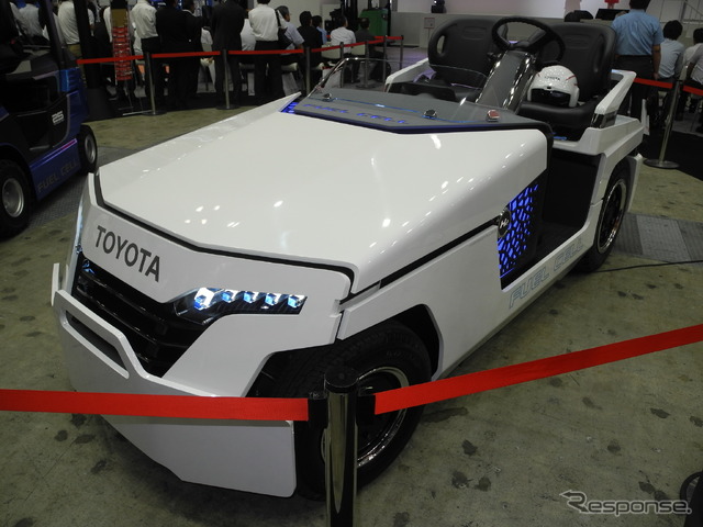 豊田自動織機が参考出品した燃料電池トーイングトラクター
