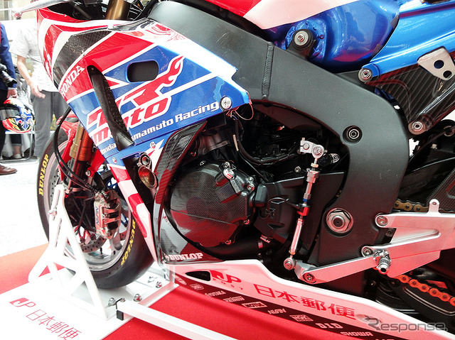 東京・丸の内 KITTE 「秋のメッセージフェスタ 2016 in KITTE」(17~19日)に展示された日本郵便 Honda 熊本レーシング CBR1000RR