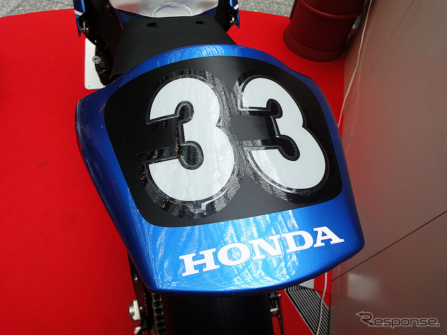 東京・丸の内 KITTE 「秋のメッセージフェスタ 2016 in KITTE」(17~19日)に展示された日本郵便 Honda 熊本レーシング CBR1000RR