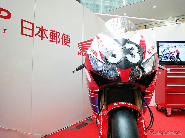 東京・丸の内 KITTE 「秋のメッセージフェスタ 2016 in KITTE」(17~19日)に展示された日本郵便 Honda 熊本レーシング CBR1000RR