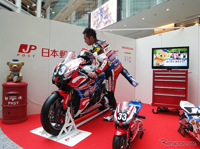 東京・丸の内 KITTE 「秋のメッセージフェスタ 2016 in KITTE」(17~19日)に展示された日本郵便 Honda 熊本レーシング CBR1000RR