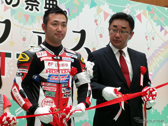 東京・丸の内 KITTE 「秋のメッセージフェスタ 2016 in KITTE」(17~19日)の初日イベントに登壇した日本郵便 Honda 熊本レーシング・ライダー手島雄介選手、ホンダモーターサイクルジャパン畠山隆治執行役員