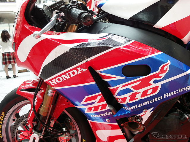 東京・丸の内 KITTE 「秋のメッセージフェスタ 2016 in KITTE」(17~19日)に展示された日本郵便 Honda 熊本レーシング CBR1000RR