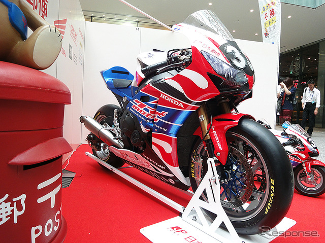 東京・丸の内 KITTE 「秋のメッセージフェスタ 2016 in KITTE」(17~19日)に展示された日本郵便 Honda 熊本レーシング CBR1000RR