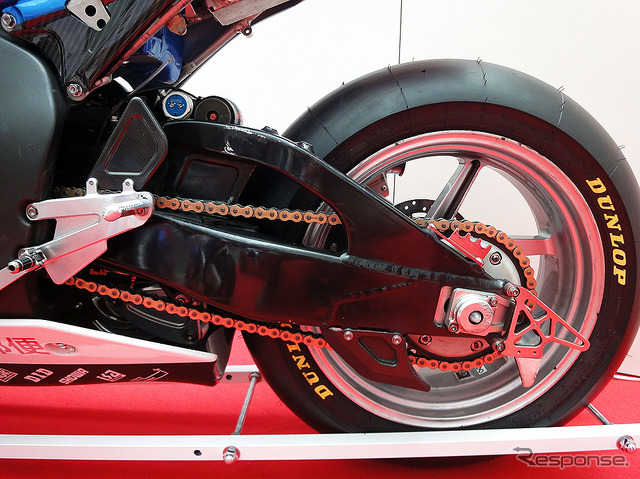 東京・丸の内 KITTE 「秋のメッセージフェスタ 2016 in KITTE」(17~19日)に展示された日本郵便 Honda 熊本レーシング CBR1000RR