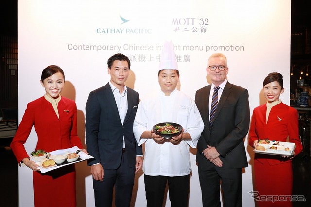 キャセイパシフィック航空のケータリング部門総責任者アーロン・クラックストン氏(右から2人目)、マキシマル・コンセプトの創設者兼マネージングディレクターのシュアン・ムー氏(左から2人目)、チャイニーズグループの李文星総料理長(中央)
