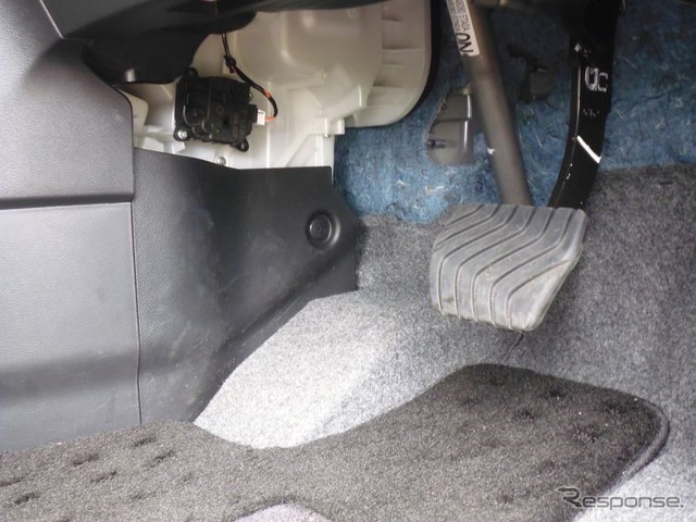 日産セレナ ハイウェイスター 電子式パーキングブレーキで足元すっきり