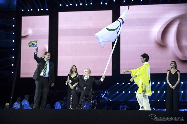 パラリンピック旗を受け継ぐ小池都知事