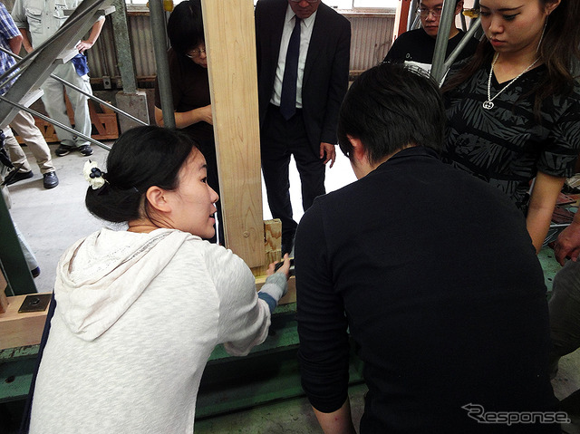 バキッと亀裂、負けた傷跡を建築女子もマジマジと観察(木造耐力壁ジャパンカップ)