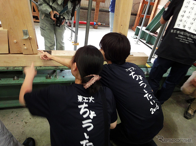 バキッと亀裂、負けた傷跡を建築女子もマジマジと観察(木造耐力壁ジャパンカップ)