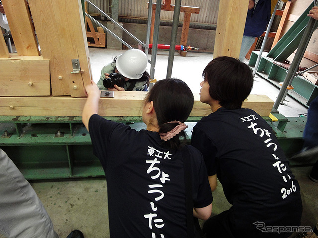バキッと亀裂、負けた傷跡を建築女子もマジマジと観察(木造耐力壁ジャパンカップ)