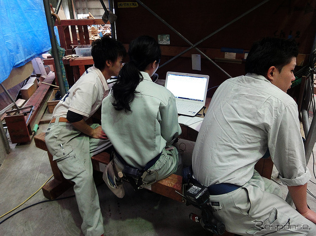 日本建築専門学校の学生たちが声をかけあって木造耐力壁をセットする(木造耐力壁ジャパンカップ)