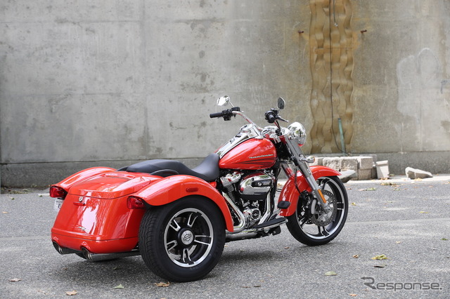ストリップ仕様としたハーレーの新型トライク『FREE WHEELER(フリーウィーラー)』