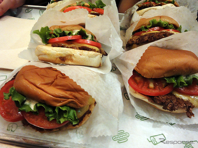 9月22日にオープンする Shake Shack 東京国際フォーラム店(写真は21日の前夜祭)