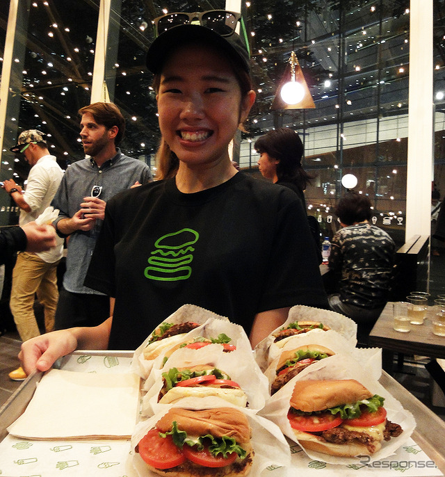 9月22日にオープンする Shake Shack 東京国際フォーラム店（写真は21日の前夜祭）