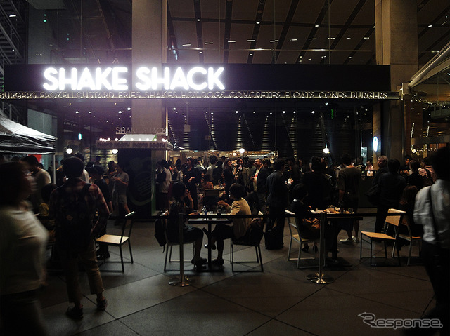 9月22日にオープンする Shake Shack 東京国際フォーラム店（写真は21日の前夜祭）