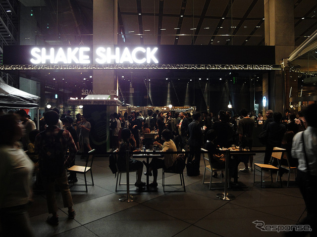 9月22日にオープンする Shake Shack 東京国際フォーラム店(写真は21日の前夜祭)