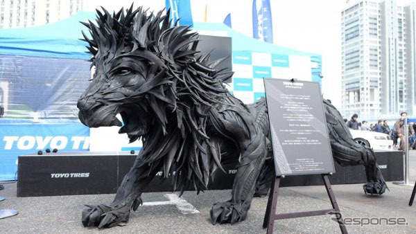 使用済みタイヤで作製した「THE LION」(2016年3月、お台場 TOKYO DRIFTで展示)