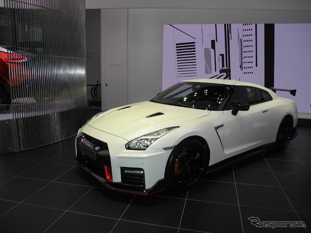 1階のショールームに展示されている『NISSAN GT-R NISMO』