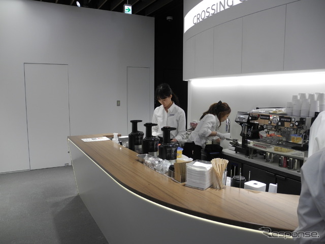2階の奥にはカフェがある