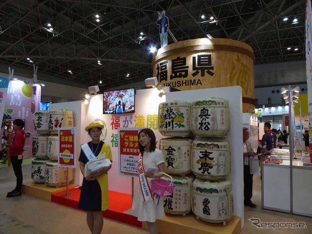 福島県のブースでは酒樽を入口に置き、酒どころであることをアピール