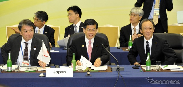 G7交通大臣会合の官民セッションに日本側からトヨタ自動車・伊勢清貴専務(右)、石井国交相(中央)、根本幸典政務官(左)