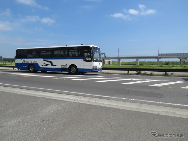 坂元駅：新ルートの高架橋を見ながら代行バスが走り抜けて行く。
