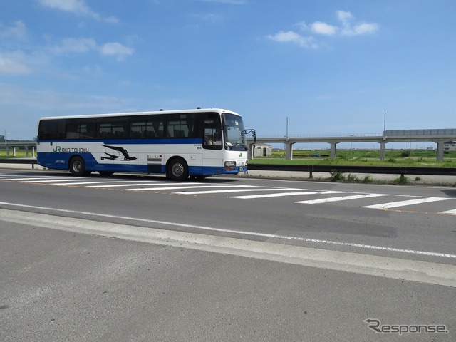 坂元駅:新ルートの高架橋を見ながら代行バスが走り抜けて行く。