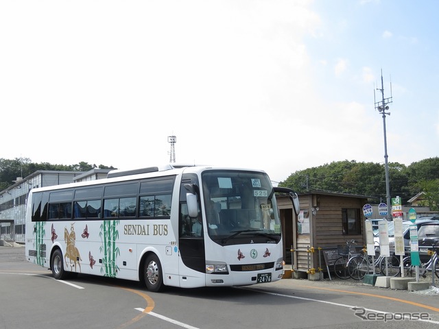 山下駅：代行バスの停留所は山元町役場の敷地内にある。新駅から約1km、旧駅からは約2km離れている。
