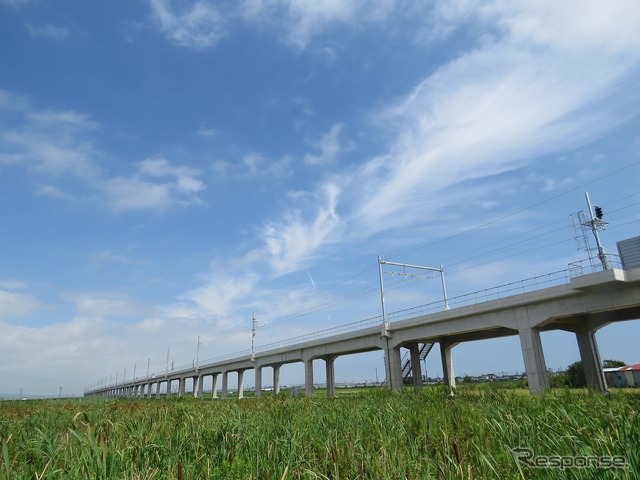 青空の下を真新しいコンクリートが走る…常磐線相馬~浜吉田間の再開まで残り3カ月となった。