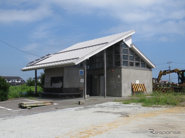 山下駅：旧駅のトイレ施設は健在だった。