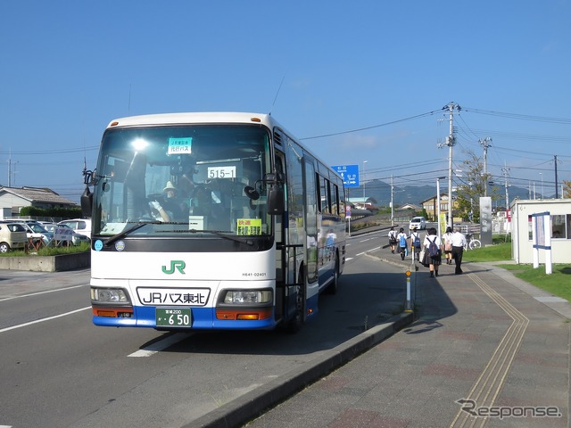 新地駅：新地駅停留所に到着した代行バス。