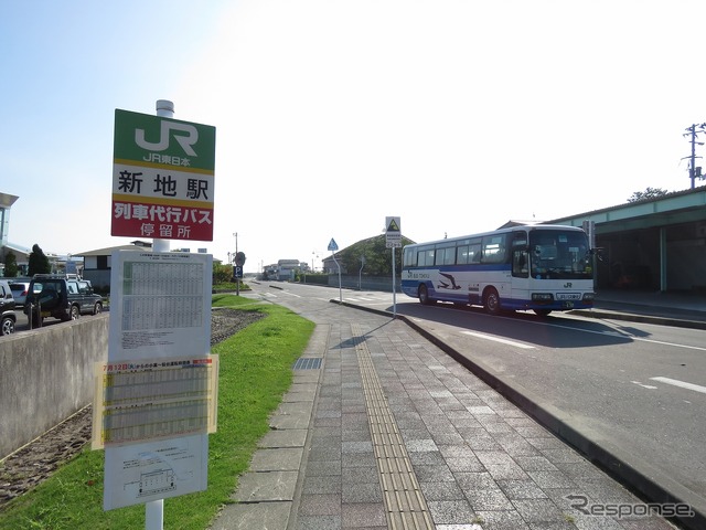 新地駅：代行バスは停留所の先で回転して国道6号に戻る。