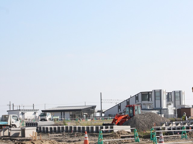 新地駅:新駅は旧駅の南西側に設置。駅周辺は造成工事の真っ最中だった。