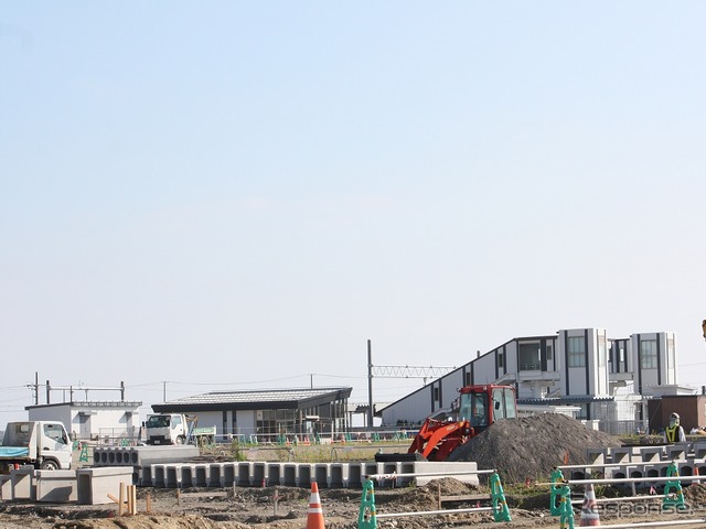 新地駅：新駅は旧駅の南西側に設置。駅周辺は造成工事の真っ最中だった。