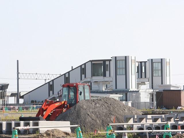 新地駅:新駅の跨線橋。エレベーターを設置しているのが分かる。